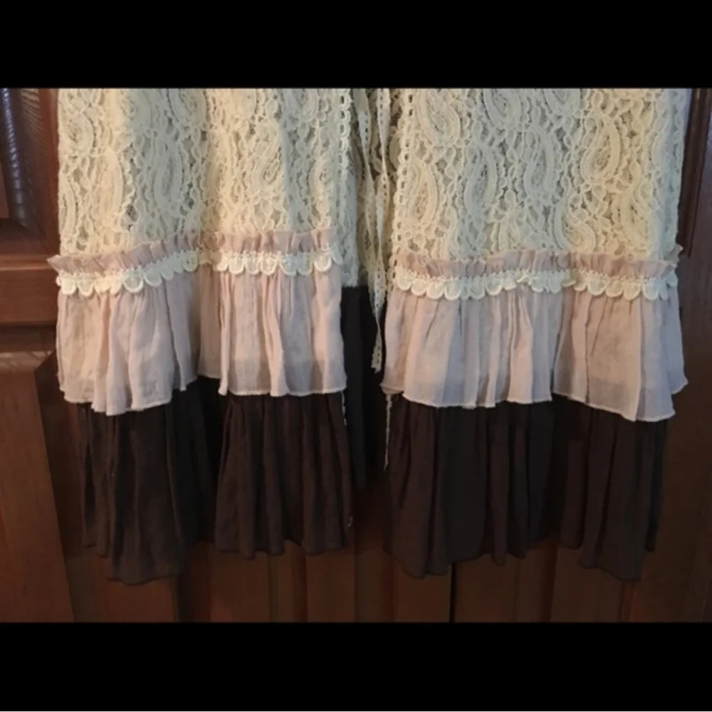 😀SOLD😀 Areve Lace Top in Cream with Teal Accent - Picture 3 of 5